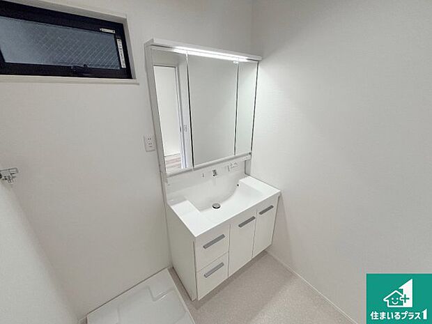【独立洗面台】清潔感のある洗面台です。フラットな鏡は掃除がしやすく毎日清潔！鏡裏には収納があるのでスッキリとした洗面台が保てます。