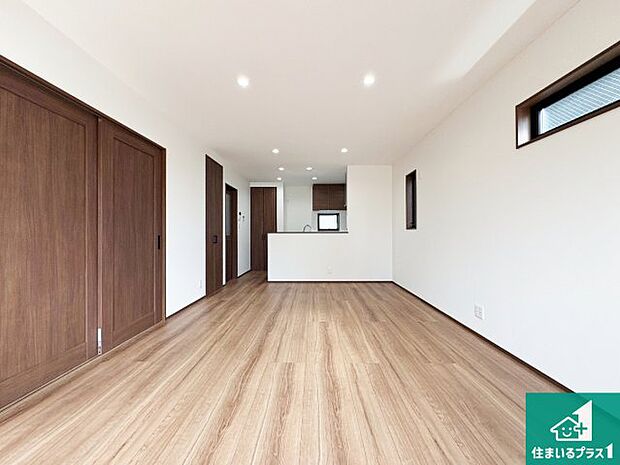 【居間・リビング】日当たり良好の明るいリビングで朝の目覚めもスッキリできそう!対面キッチンでご家族のコミュニケーションも自然と増える設計!小さなお子様が遊ぶスペースを作っても広々とくつろげるLDK!