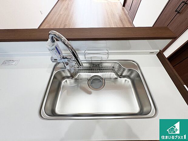 【キッチンシンク】蛇口の先端に浄水器を内蔵しています!原水と浄水、お湯と冷水、シャワーの切替えがワンタッチなので用途によって使い分けられます。