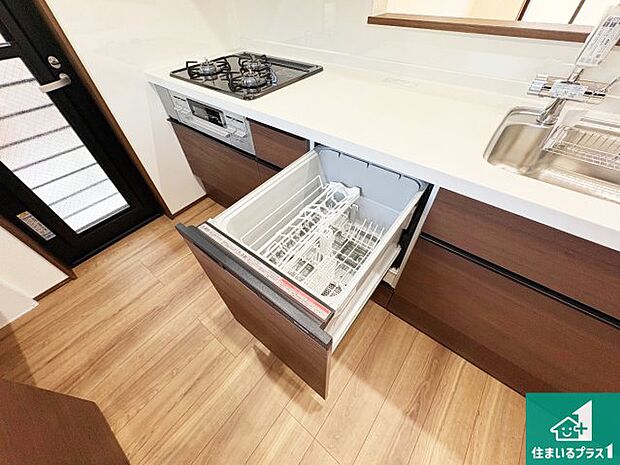 【食器洗浄乾燥機】食事後の一仕事、食器洗いをボタン一つでお任せできちゃいます!場所を取らないビルトイン式なので、お料理スペースもしっかり確保!