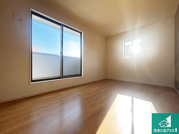 【洋室】シンプルな洋室は、自分好みのインテリアが楽しめます♪ご家族とインテリアや家具を選びに行くのは新築購入時の醍醐味の一つです。ぜひお楽しみください♪