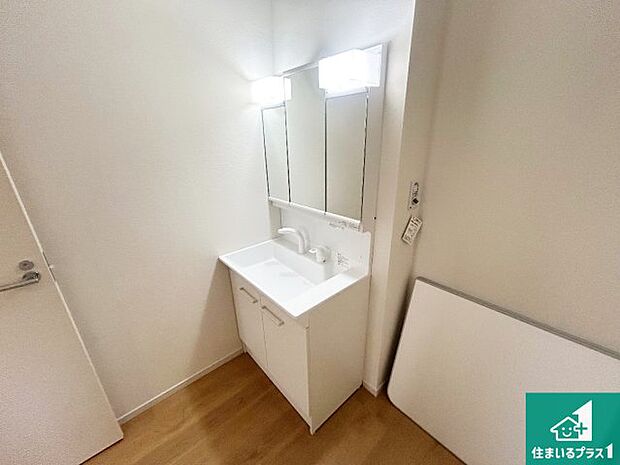 【独立洗面台】清潔感のある洗面台です。フラットな鏡は掃除がしやすく毎日清潔！鏡裏には収納があるのでスッキリとした洗面台が保てます。