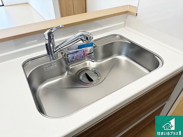 【キッチンシンク】蛇口の先端に浄水器を内蔵しています!原水と浄水、お湯と冷水、シャワーの切替えがワンタッチなので用途によって使い分けられます。