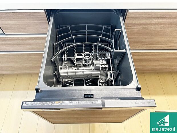 【食器洗い乾燥機】食事後の一仕事、食器洗いをボタン一つでお任せできちゃいます!場所を取らないビルトイン式なので、お料理スペースもしっかり確保!