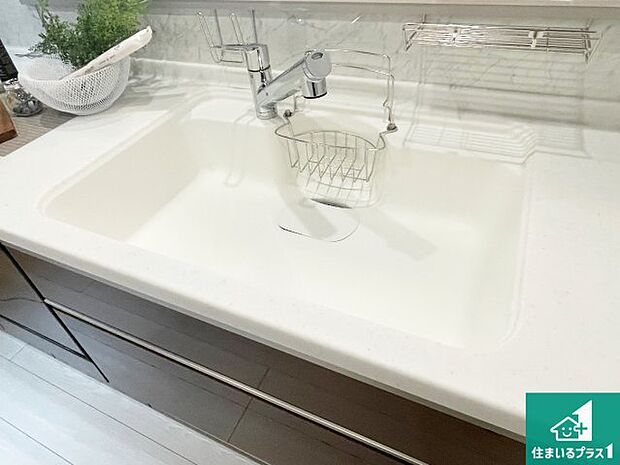 【キッチンシンク】蛇口の先端に浄水器を内蔵しています!原水と浄水、お湯と冷水、シャワーの切替えがワンタッチなので用途によって使い分けられます。