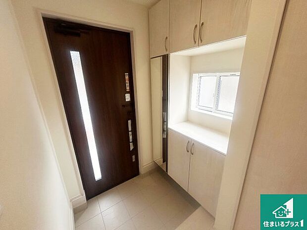 【玄関】シューズボックスにはたくさんの靴が収納できるので玄関周りはいつもスッキリ！ご家族が増えても安心！