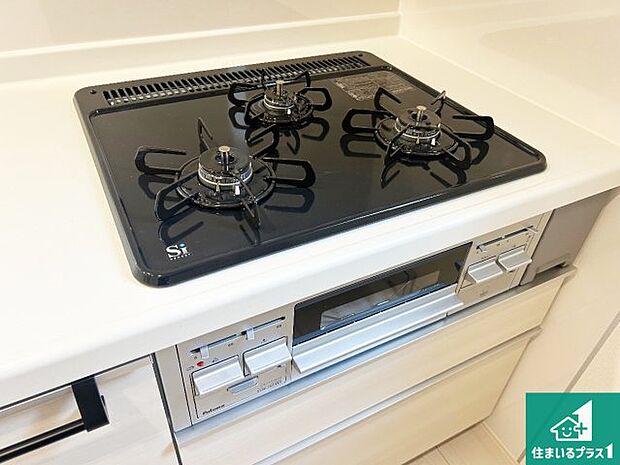 【コンロ】ダブル高火力Ｓｉセンサー付きコンロ！３口あるので、まとめて料理をする時も大活躍！
