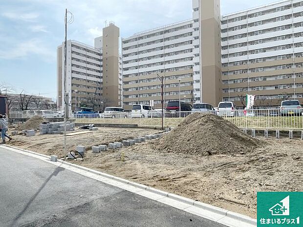【外観】周辺は落ち着いた街並みの住宅地!子育てがしやすい住環境です!まだ未完成ですが、現地でしかわからない事もございます。是非一度ご覧ください。