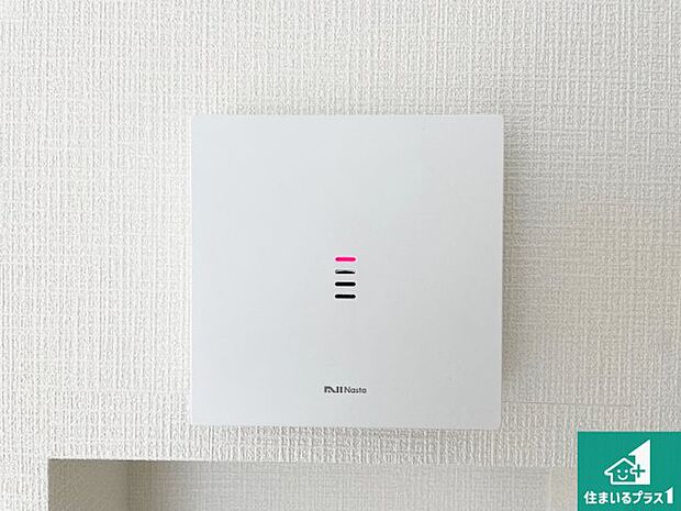 【カラーモニターインターホン】声だけでなく来訪者の姿や顔がモニターで確認できるので、小さなお子様がいらっしゃるご家庭でも安心できます！