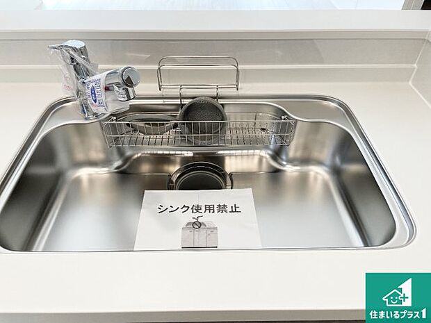 【キッチンシンク】蛇口の先端に浄水器を内蔵しています！原水と浄水、お湯と冷水、シャワーの切替えがワンタッチなので用途によって使い分けられます。