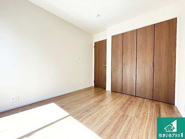 【洋室】シンプルな洋室は、自分好みのインテリアが楽しめます♪ご家族とインテリアや家具を選びに行くのは新築購入時の醍醐味の一つです。ぜひお楽しみください♪