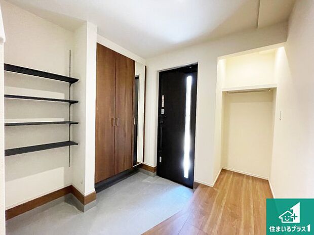 【玄関】シューズボックスにはたくさんの靴が収納できるので玄関周りはいつもスッキリ!ご家族が増えても安心!