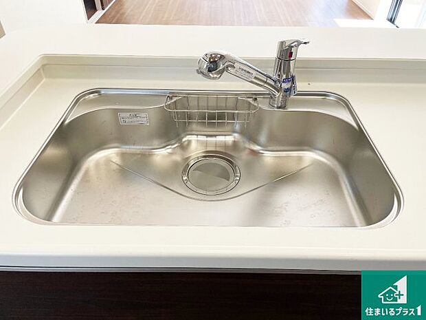 【キッチンシンク】蛇口の先端に浄水器を内蔵しています!原水と浄水、お湯と冷水、シャワーの切替えがワンタッチなので用途によって使い分けられます。