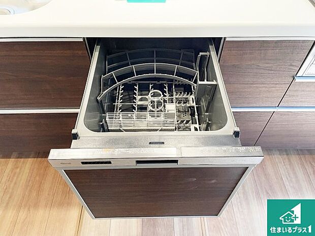 【食洗機】食事後の一仕事、食器洗いをボタン一つでお任せできちゃいます!場所を取らないビルトイン式なので、お料理スペースもしっかり確保!