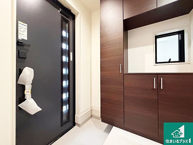 【玄関】シューズボックスにはたくさんの靴が収納できるので玄関周りはいつもスッキリ!ご家族が増えても安心!