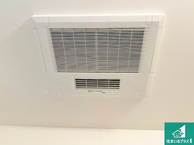 【浴室暖房乾燥機】四季を通して快適なバスライフをお手伝いする浴室暖房乾燥機!浴室の乾燥・暖房・涼風・換気はもちろん、24時間換気にも対応!