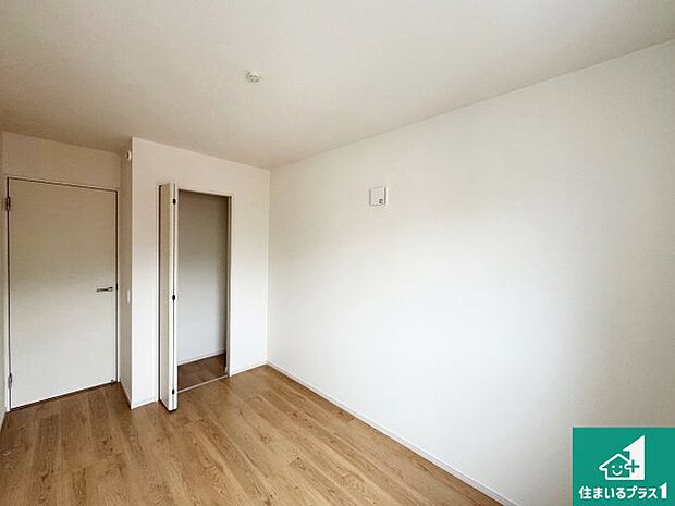 【洋室】収納スペースが充実しているので子供の成長に合わせてたくさん収納ができます!家族構成に合わせた様々な活用ができる収納!