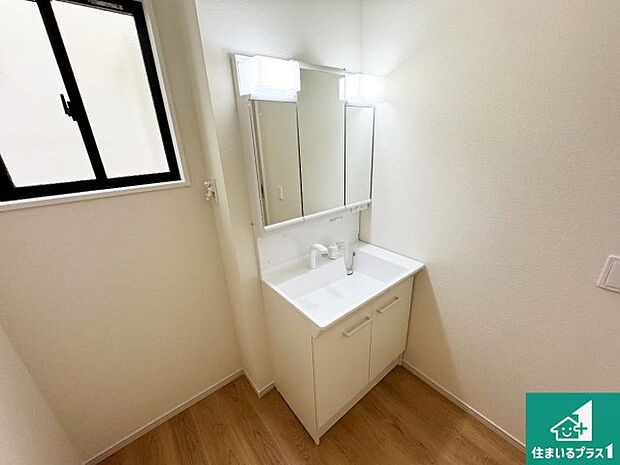 【独立洗面台】清潔感のある洗面台です。フラットな鏡は掃除がしやすく毎日清潔!鏡裏には収納があるのでスッキリとした洗面台が保てます。