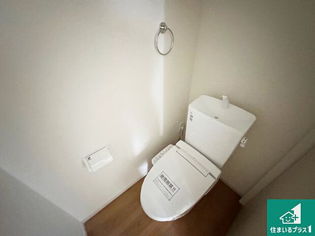 【トイレ】1・2階の2ヶ所にあるので、朝の忙しい時間の順番待ちもなく、深夜の利用にも大変便利です。