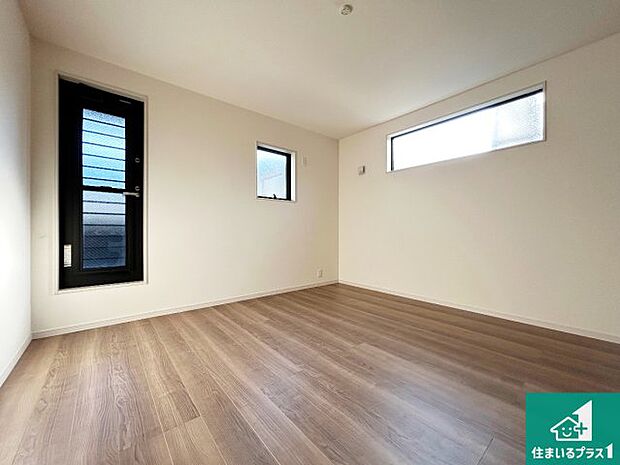 【洋室】シンプルな洋室は、自分好みのインテリアが楽しめます♪ご家族とインテリアや家具を選びに行くのは新築購入時の醍醐味の一つです。ぜひお楽しみください♪