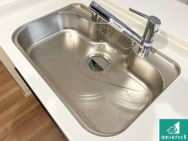 【キッチンシンク】蛇口の先端に浄水器を内蔵しています!原水と浄水、お湯と冷水、シャワーの切替えがワンタッチなので用途によって使い分けられます。