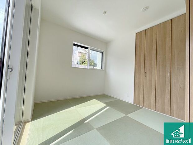 【和室】一室あると便利な和室は客間としてだけでなく、小さなお子様のプレイルームや食後のくつろぎスペースとしてもご利用いただけます。収納もついていますので大活躍間違いなし!