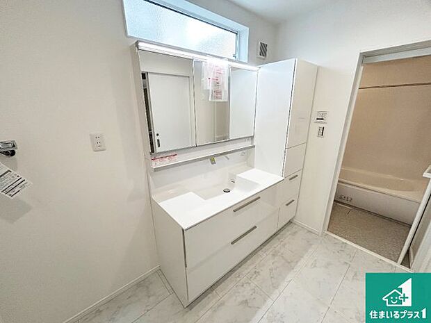【独立洗面台】清潔感のある洗面台です。フラットな鏡は掃除がしやすく毎日清潔！鏡裏には収納があるのでスッキリとした洗面台が保てます。