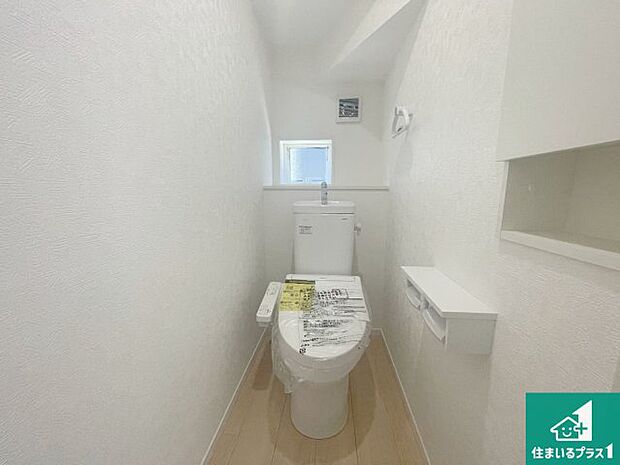 【トイレ】1・2階の2ヶ所にあるので、朝の忙しい時間の順番待ちもなく、深夜の利用にも大変便利です。