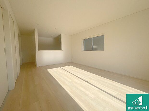 【居間・リビング】日当たり良好の明るいリビングで朝の目覚めもスッキリできそう！対面キッチンでご家族のコミュニケーションも自然と増える設計！小さなお子様が遊ぶスペースを作っても広々とくつろげるLDK！