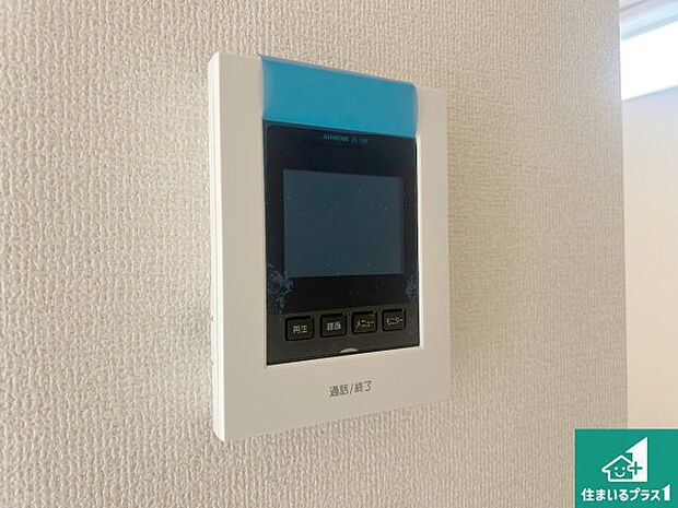 【カラーモニターインターホン】声だけでなく来訪者の姿や顔がモニターで確認できるので、小さなお子様がいらっしゃるご家庭でも安心できます！