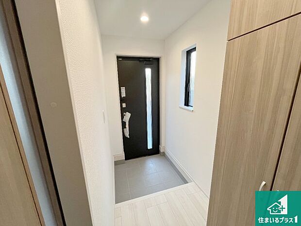 【玄関】シューズボックスにはたくさんの靴が収納できるので玄関周りはいつもスッキリ!ご家族が増えても安心!