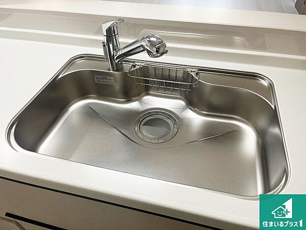 【キッチンシンク】蛇口の先端に浄水器を内蔵しています!原水と浄水、お湯と冷水、シャワーの切替えがワンタッチなので用途によって使い分けられます。