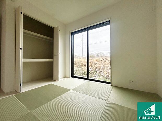 【和室】一室あると便利な和室は客間としてだけでなく、小さなお子様のプレイルームや食後のくつろぎスペースとしてもご利用いただけます。収納もついていますので大活躍間違いなし！