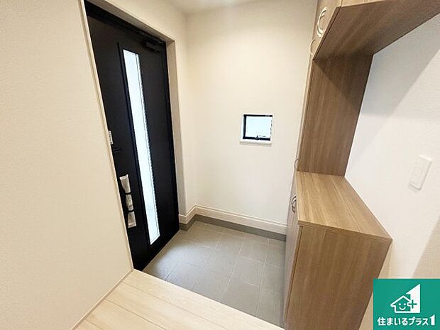 【玄関】シューズボックスにはたくさんの靴が収納できるので玄関周りはいつもスッキリ！ご家族が増えても安心！