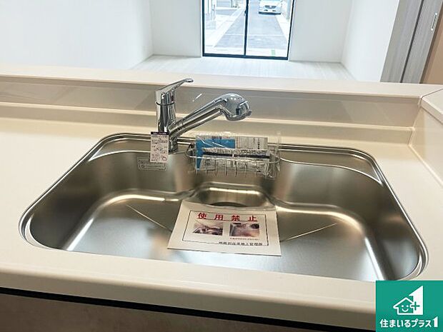 【キッチンシンク】蛇口の先端に浄水器を内蔵しています！原水と浄水、お湯と冷水、シャワーの切替えがワンタッチなので用途によって使い分けられます。