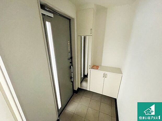 【玄関】シューズボックスにはたくさんの靴が収納できるので玄関周りはいつもスッキリ！ご家族が増えても安心！