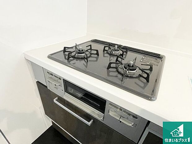 【コンロ】ダブル高火力Ｓｉセンサー付きコンロ！３口あるので、まとめて料理をする時も大活躍！