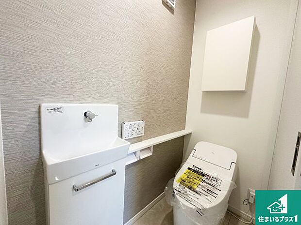 【トイレ】1・2階の2ヶ所にあるので、朝の忙しい時間の順番待ちもなく、深夜の利用にも大変便利です。