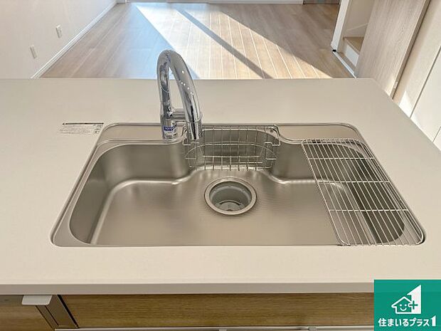 【キッチンシンク】蛇口の先端に浄水器を内蔵しています！原水と浄水、お湯と冷水、シャワーの切替えがワンタッチなので用途によって使い分けられます。