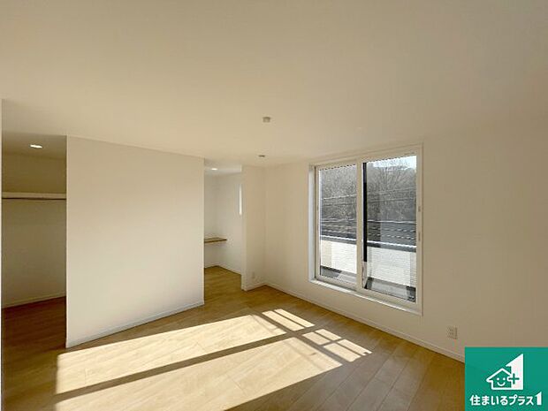 【洋室】寝室は心地よい眠りについてもらいたくて、シンプルかつ開放的な空間な設計にしています!大きな窓から差し込む日が心地いいです♪