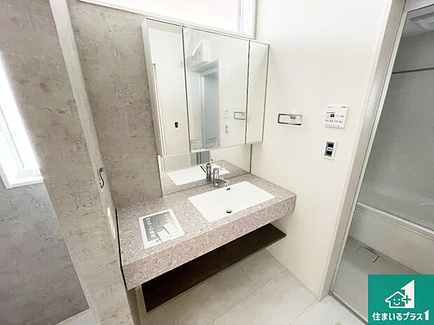 【独立洗面台】清潔感のある洗面台です。フラットな鏡は掃除がしやすく毎日清潔！鏡裏には収納があるのでスッキリとした洗面台が保てます。
