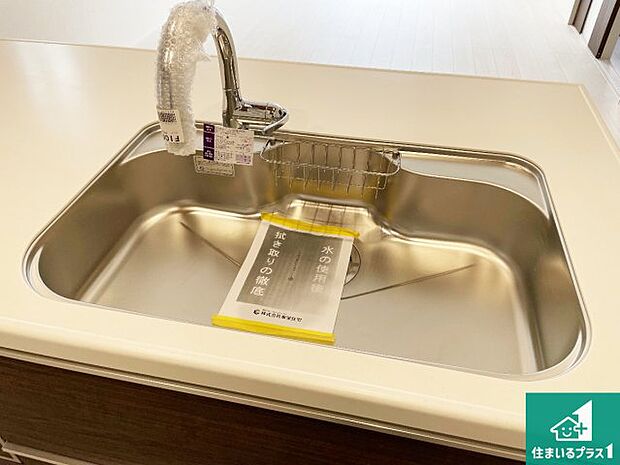 【キッチンシンク】蛇口の先端に浄水器を内蔵しています！原水と浄水、お湯と冷水、シャワーの切替えがワンタッチなので用途によって使い分けられます。