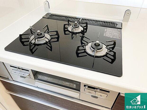 【コンロ】ダブル高火力Ｓｉセンサー付きコンロ！３口あるので、まとめて料理をする時も大活躍！