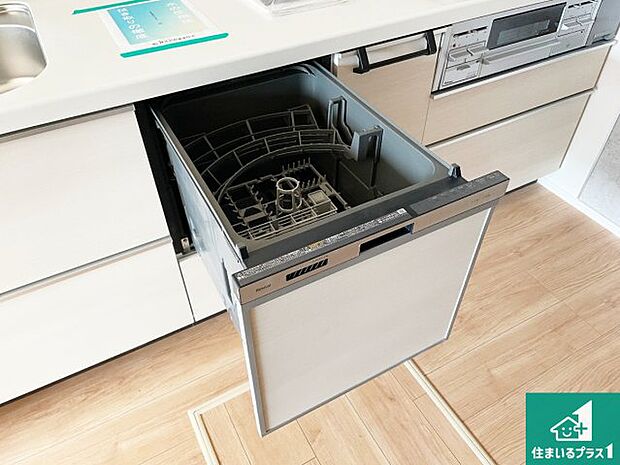 【食器洗い乾燥機】食事後の一仕事、食器洗いをボタン一つでお任せできちゃいます！場所を取らないビルトイン式なので、お料理スペースもしっかり確保！ 