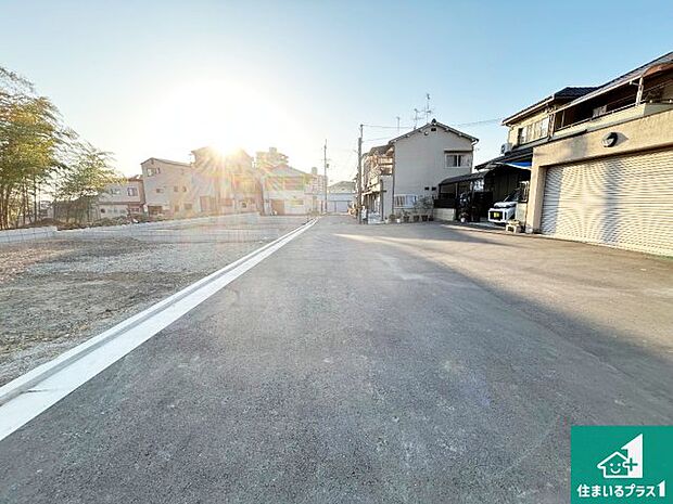 【外観】周辺は落ち着いた街並みの住宅地！子育てがしやすい住環境です！まだ未完成ですが、現地でしかわからない事もございます。是非一度ご覧ください。