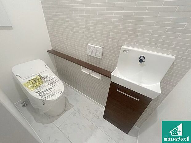 【トイレ】1・2階の2ヶ所にあるので、朝の忙しい時間の順番待ちもなく、深夜の利用にも大変便利です。