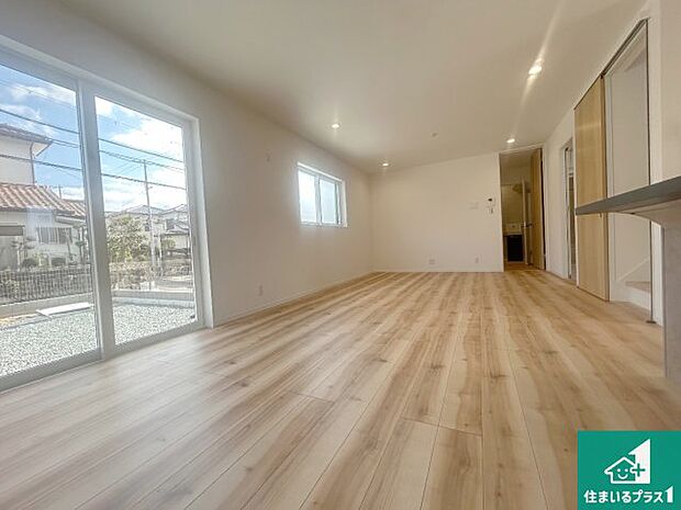 【居間・リビング】日当たり良好の明るいリビングで朝の目覚めもスッキリできそう！対面キッチンでご家族のコミュニケーションも自然と増える設計！小さなお子様が遊ぶスペースを作っても広々とくつろげるLDK！