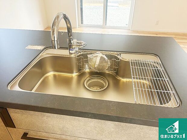 【キッチンシンク】蛇口の先端に浄水器を内蔵しています！原水と浄水、お湯と冷水、シャワーの切替えがワンタッチなので用途によって使い分けられます。