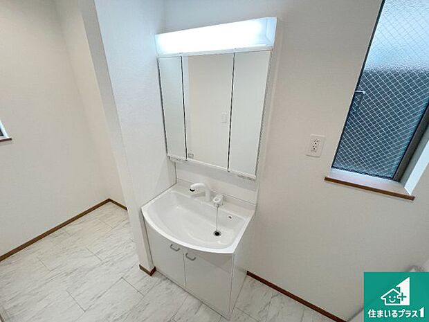 【独立洗面台】清潔感のある洗面台です。フラットな鏡は掃除がしやすく毎日清潔！鏡裏には収納があるのでスッキリとした洗面台が保てます。