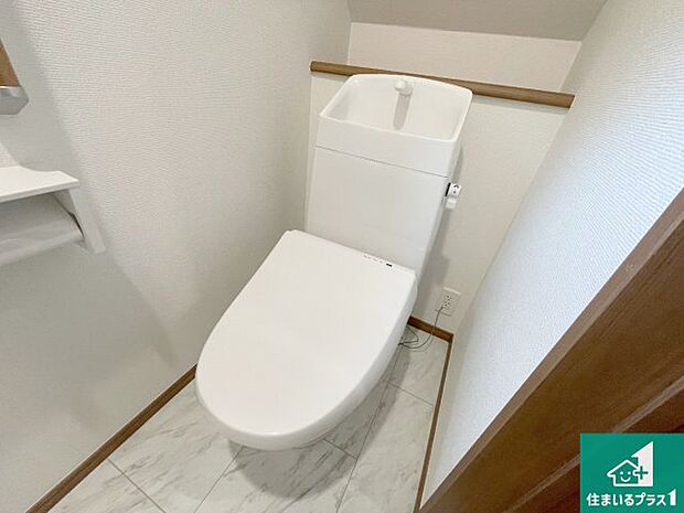 【トイレ】1・2階の2ヶ所にあるので、朝の忙しい時間の順番待ちもなく、深夜の利用にも大変便利です。